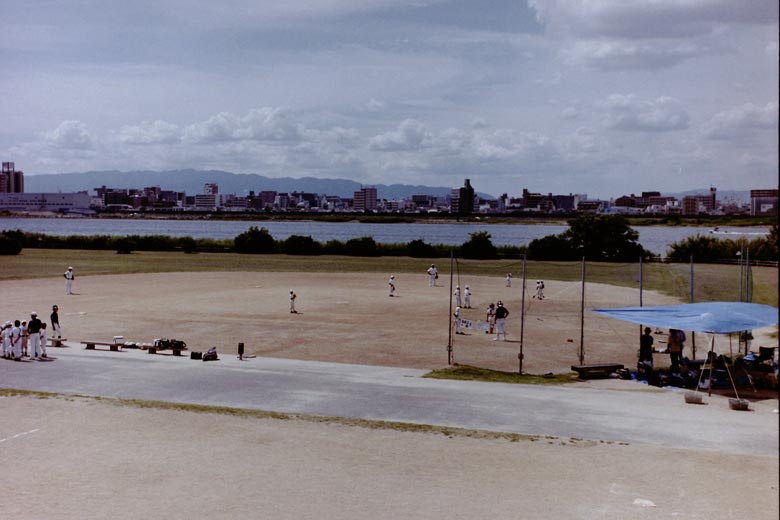 野球をしている少年たち