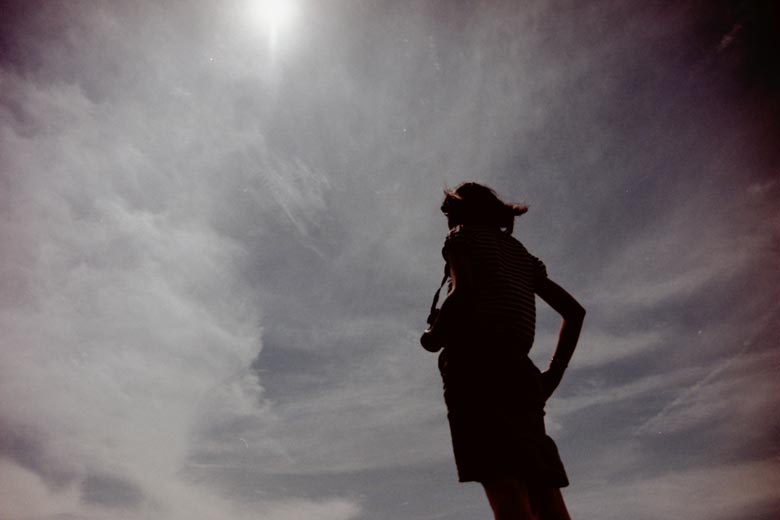 空と写る女の子