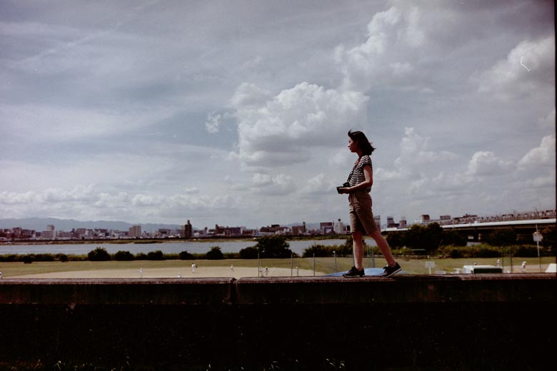 空と写る女の子