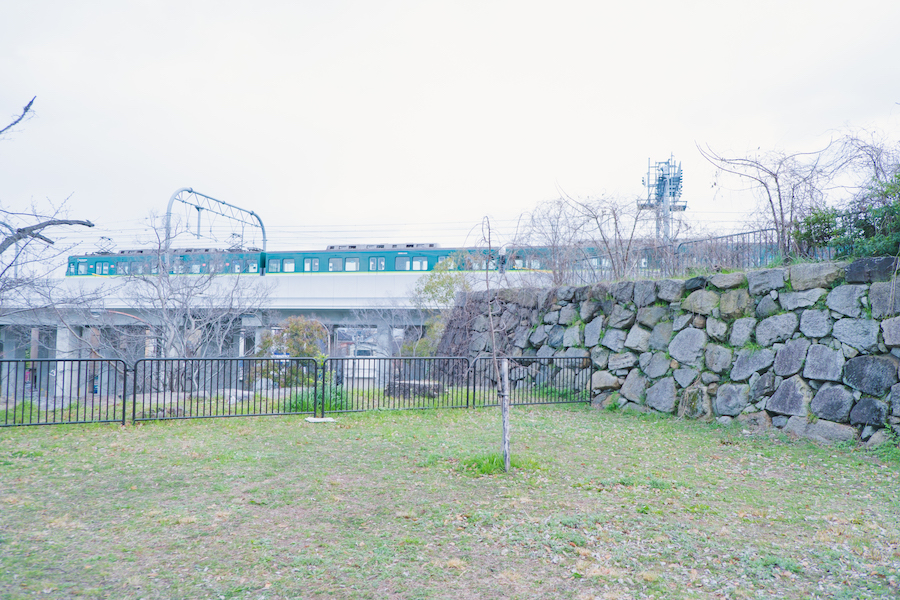 淀城跡と京阪電車
