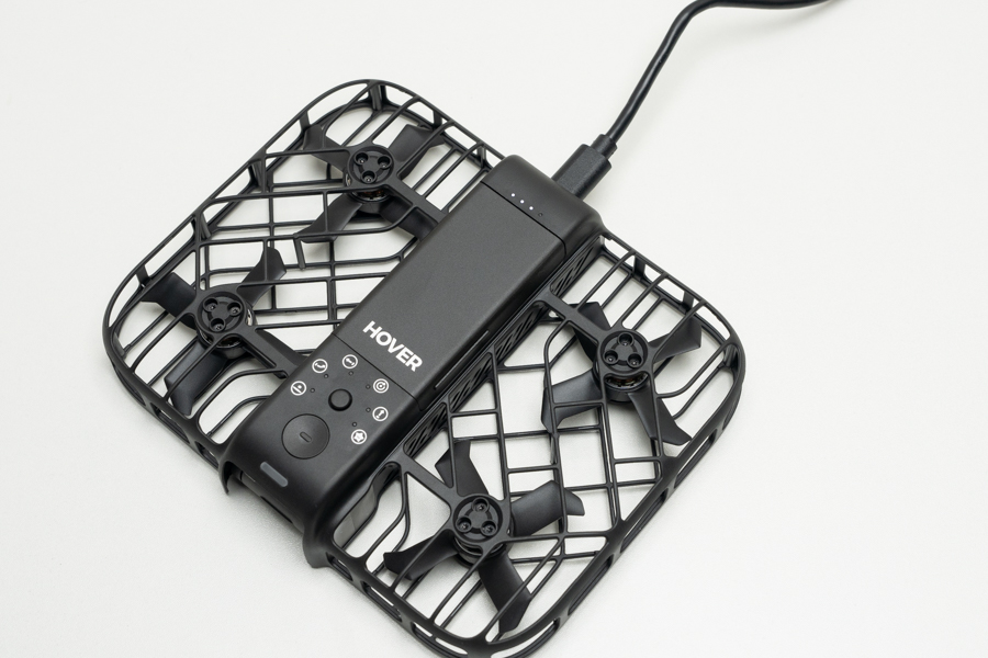 本体にもケーブルを挿せば充電可能