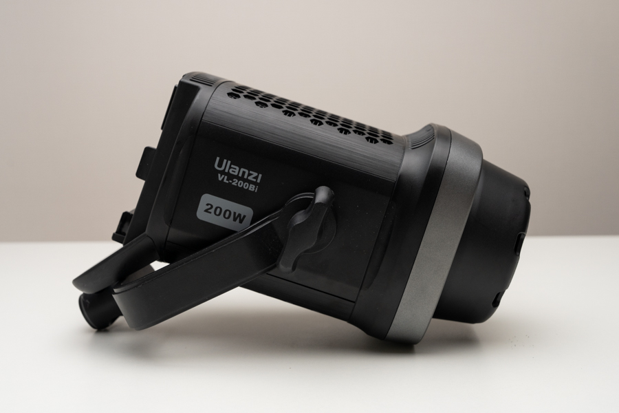 右側側面はロゴ